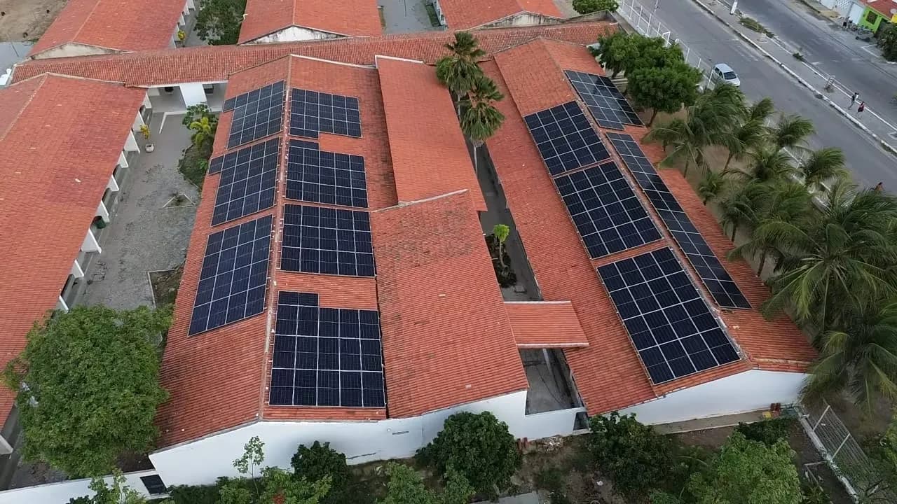 E.M Onélio Porto – painéis solares instalados, Aracati – CE